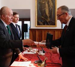 Don Juan Carlos entrega el diploma al premiado, el historiador Miguel Ángel Ladero