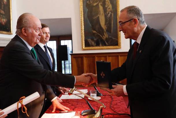 Don Juan Carlos entrega la medalla al galardonado, el historiador Miguel Ángel Ladero