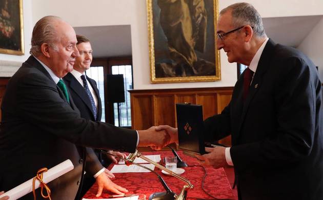 Don Juan Carlos entrega la medalla al galardonado, el historiador Miguel Ángel Ladero