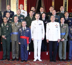 Su Majestad el Rey junto a la comisión del XVIII de Altos Estudios Estratégicos