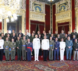 Su Majestad el Rey junto a la comisión del XVIII de Altos Estudios Estratégicos