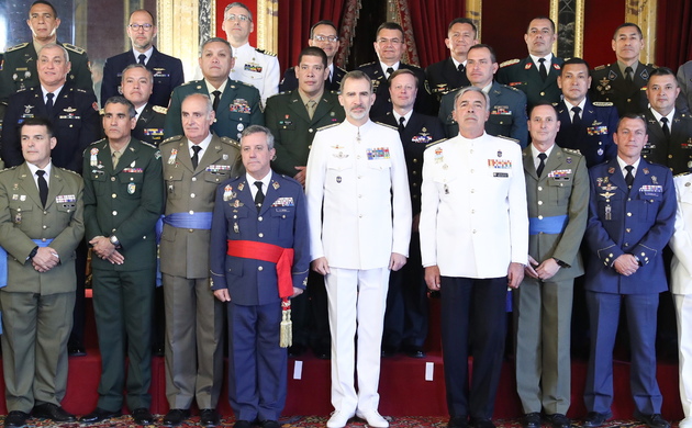 Su Majestad el Rey junto a la comisión del XVIII de Altos Estudios Estratégicos