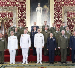 Su Majestad el Rey junto al grupo de Coroneles y Capitanes de Navío asistentes a la audiencia militar