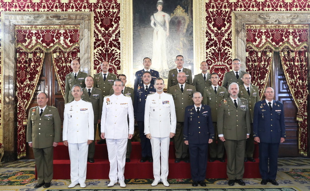 Su Majestad el Rey junto al grupo de Coroneles y Capitanes de Navío asistentes a la audiencia militar