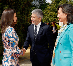 Su Majestad la Reina recibida por el ministro del Interior Fernando Grande-Marlaska, y la presidenta del Grupo Santander, Ana Botín