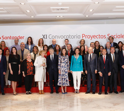 Su Majestad la Reina junto a los representantes y los padrinos de las ONGs ganadoras 
