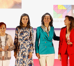Su Majestad la Reina entrega el galardón a la Unión de Asociaciones Familiares (UNAF)