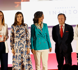 Su Majestad la Reina entrega el galardón a la Fundación Intheos