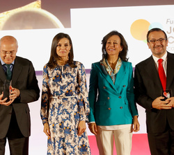Su Majestad la Reina entrega el galardón a la Fundación Josep Carreras