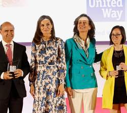 Su Majestad la Reina entrega el galardón a la Fundación United Way España