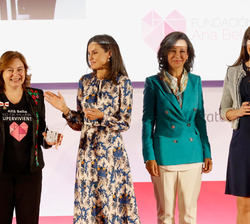 Su Majestad la Reina entrega el galardón a la Fundación Ana Bella
