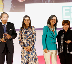 Su Majestad la Reina entrega el galardón a la Fundación Madrid Contra la Esclerosis Múltiple