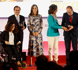 Su Majestad la Reina entrega el galardón a la Fundación NIPACE