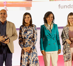 Su Majestad la Reina entrega el galardón a la Fundación Alaine