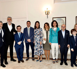 Doña Letizia junto al maestro de ceremonias y los participantes en la mesa redonda