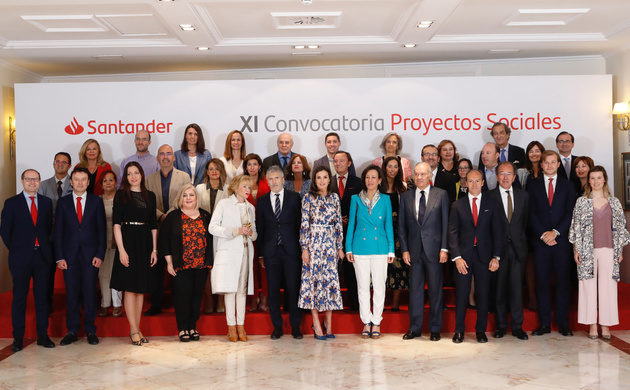 Su Majestad la Reina junto a los representantes y los padrinos de las ONGs ganadoras 