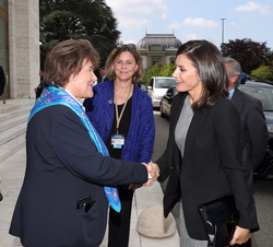 A su llegada, Su Majestad la Reina recibe el saludo de la directora general adjunta de la OMS, Zsuzsanna Jakab