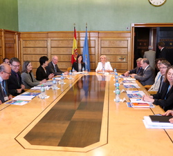 Vista general de la reunión de trabajo de Su Majestad la Reina con los representantes de la OMS