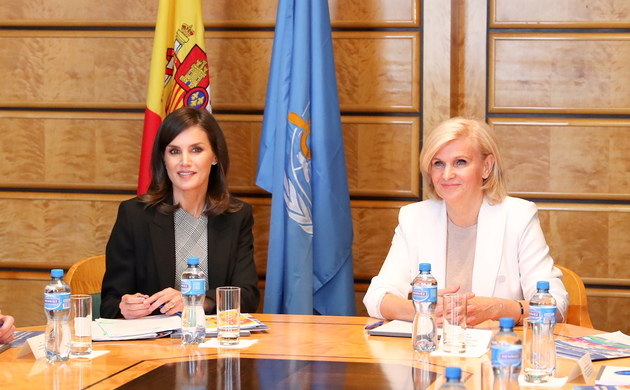 Doña Letizia durante la reunión de trabajo junto a María Neira, directora del Departamento de Salud Pública y Medio Ambiente de la Organización Mundia
