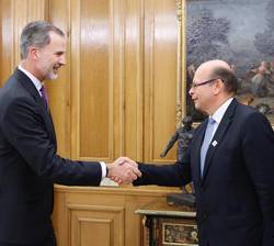 Su Majestad el Rey recibe el saludo del director de ALIDE. Presidente del Directorio de la Corporación Financiera de Desarrollo S.A. (Cofide), Carlos 