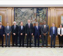 Fotografía de grupo de Su Majestad el Rey con los participantes en la Asamblea General de la Asociación Latinoamericana de Instituciones Financieras p