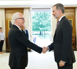 Su Majestad el Rey recibe el saludo del director ejecutivo de la Fundación Nobel, Lars Heikensten