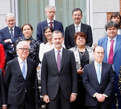 Don Felipe junto a los asistentes al Nobel Prize Dialogue Madrid 2019