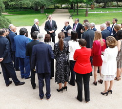 Su Majestad conversa con los asistentes a la audiencia en los jardines de La Zarzuela