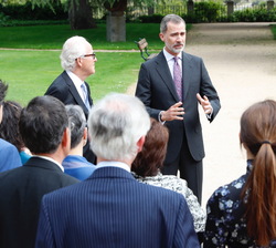 Don Felipe mantiene una conversación con los asistentes al Nobel Prize Dialogue Madrid 2019 en los jardines de La Zarzuela