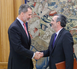 Su Majestad el Rey recibe el saludo del presidente del Senado, Manuel Cruz Rodríguez