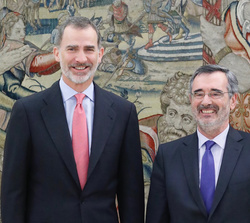 Su Majestad el Rey junto al presidente del Senado, Manuel Cruz Rodríguez
