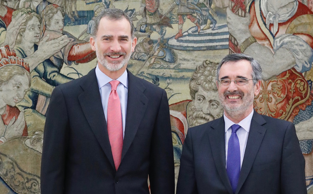 Su Majestad el Rey junto al presidente del Senado, Manuel Cruz Rodríguez