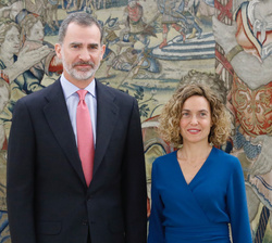 Su Majestad el Rey junto a la presidenta del Congreso de los Diputados, Meritxell Batet Lamaña