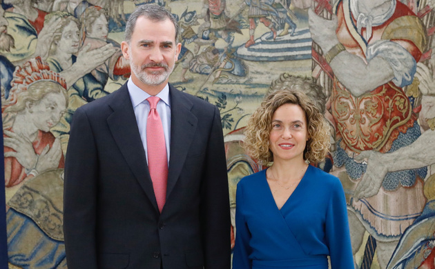 Su Majestad el Rey junto a la presidenta del Congreso de los Diputados, Meritxell Batet Lamaña