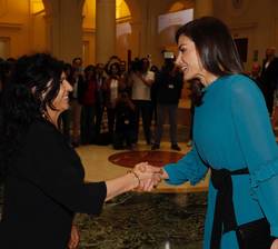 Su Majestad la Reina recibe el saludo de Lita Cabellut, artista multidisciplinar