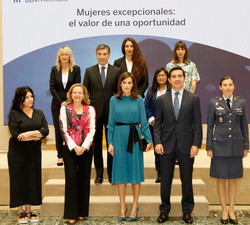 Su Majestad la Reina junto a autoridades e invitados al debate