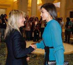Su Majestad la Reina recibe el saludo de Magdalena Verdú, presidenta de FICOVAL