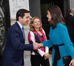 Su Majestad la Reina recibe el saludo del presidente del BBVA, Carlos Torres