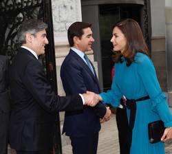 Su Majestad la Reina recibe el saludo del director general de la Fundación MicroFinanzas BBVA, Javier Flores