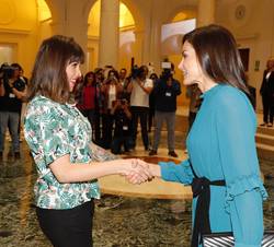 Su Majestad la Reina recibe el saludo de Rosa Muñoz, estudiante de Geología