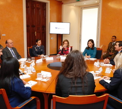 Doña Letizia durante el transcurso de la reunión