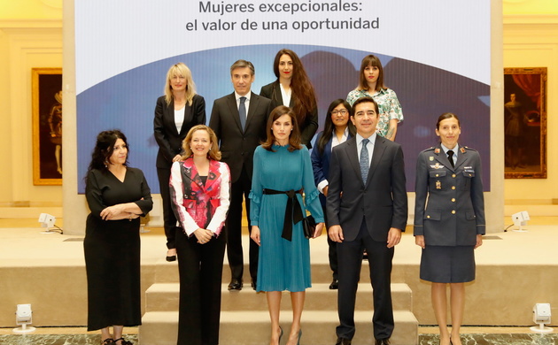 Su Majestad la Reina junto a autoridades e invitados al debate