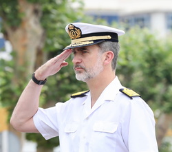 Su Majestad durante la interpretación del Himno Nacional