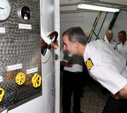 Don Felipe durante su recorrido en el tanque de escape de la Escuela de Submarinos de la Armada