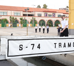 Su Majestad el Rey accede al Submarino S-74 "Tramontana"