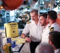 Don Felipe recibe una explicación durante su visita en el Submarino S-74 "Tramontana"