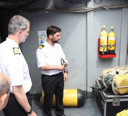 Don Felipe durante su recorrido en el Submarino S-74 "Tramontana" 