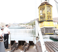 Su Majestad el Rey momento previos al embarque en el Buque de Salvamento y Rescate "Neptuno"