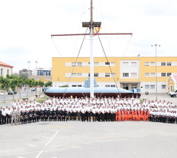 Fotografía de grupo de Don Felipe junto a los participantes en el Ejercicio y autoridades civiles y militares
