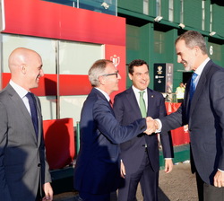 Su Majestad el Rey recibe el saludo de las autoridades a su llegada al estadio